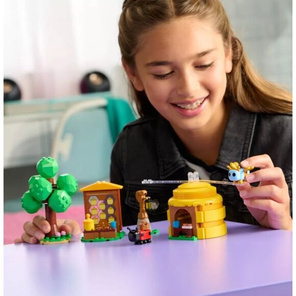 BLDR Adopt Me! Coffee Shop Interior with Queen Bee Building Set 225pcs - Picture 7 of 7